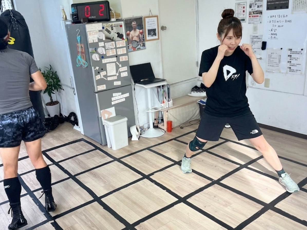 シャドーボクシングをする女性会員