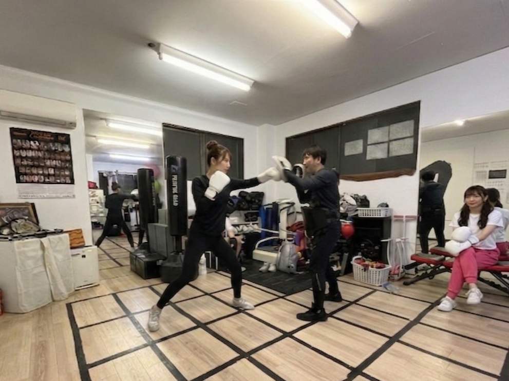 トレーナーとのミット打ち