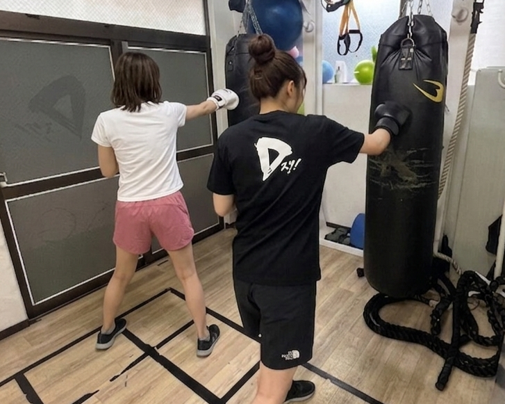 サンドバッグを打つ会員