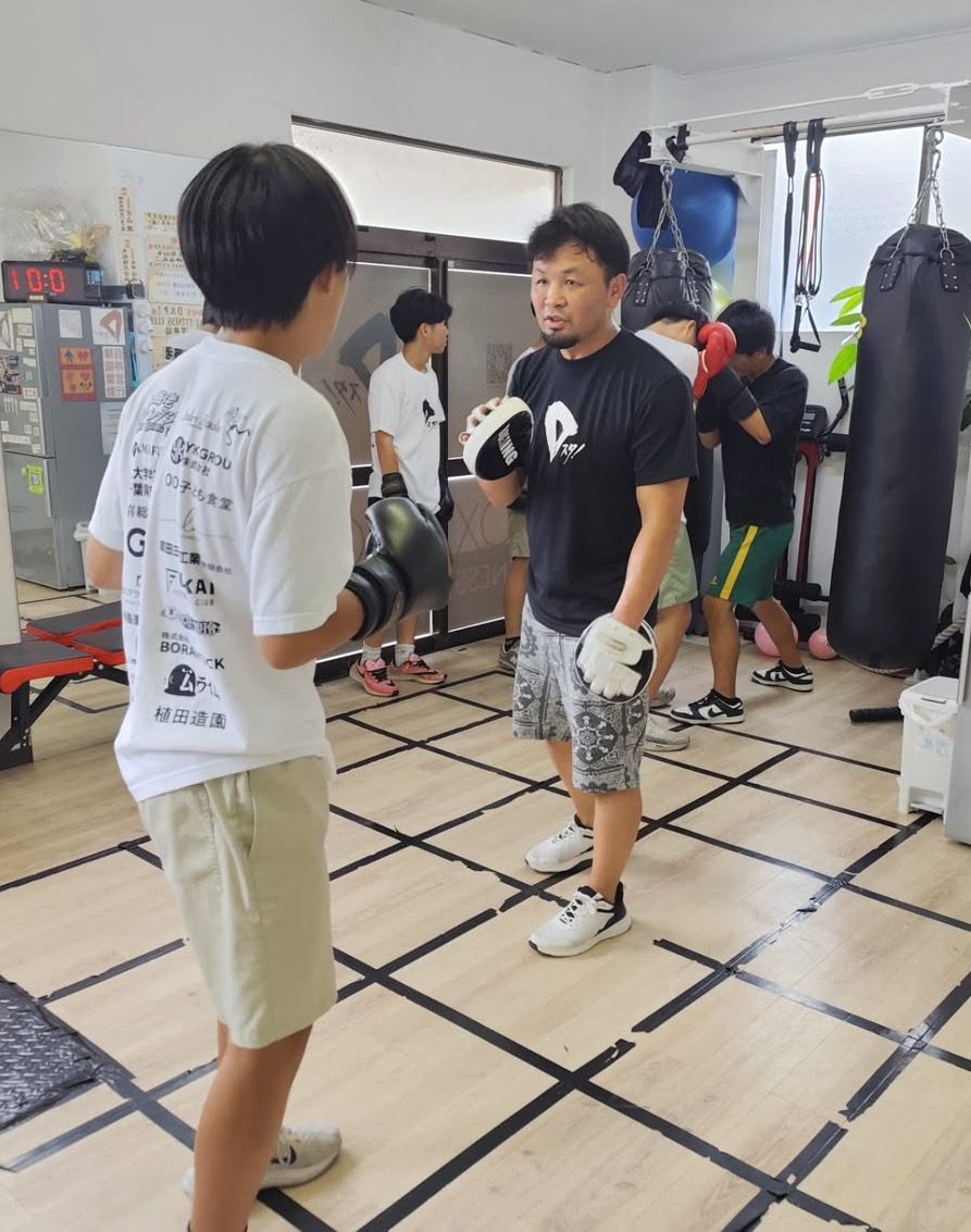 会員に指導する様子