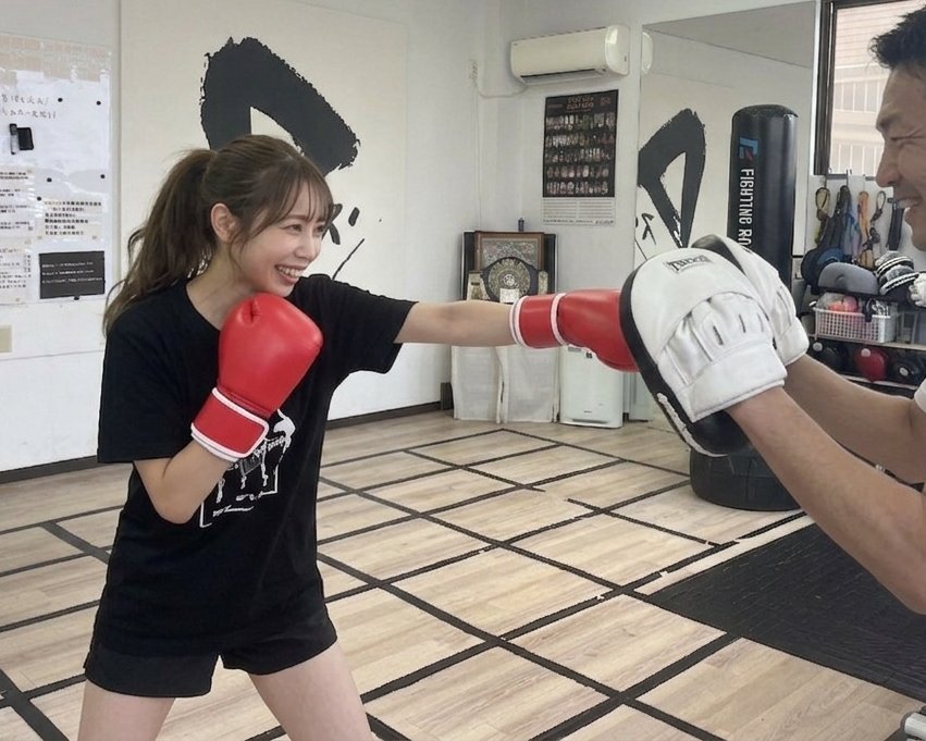 女性会員のミット打ちレッスンのイメージ